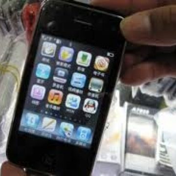 Un tânăr şi-a vândut un rinichi pentru a-şi cumpăra un IPhone şi un IPad