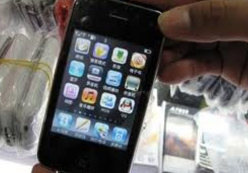 Un tânăr şi-a vândut un rinichi pentru a-şi cumpăra un IPhone şi un IPad
