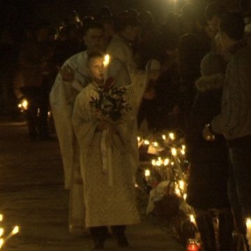 SIGHET: Lumina Sfântă de la Ierusalim a ajuns şi la Sighet SIGHET: Lumina Sfântă de la Ierusalim a ajuns şi la Sighet