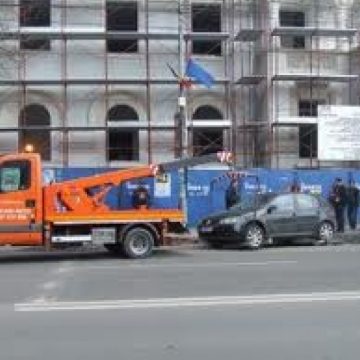 Proiect legislativ: Maşinile vor putea fi ridicate doar dacă obturează traficul sau intrarea în instituţii