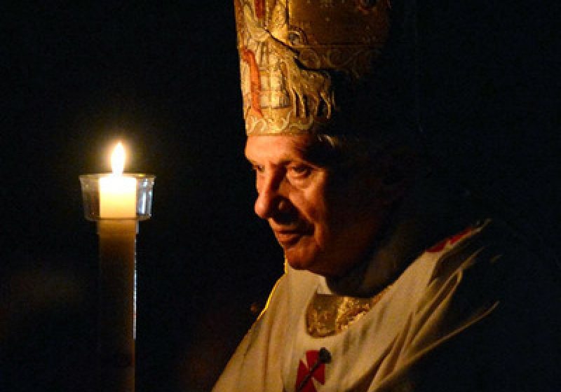 Papa Benedict al XVI-lea avertizează că întunericul care îl ascunde pe Dumnezeu ameninţă omenirea