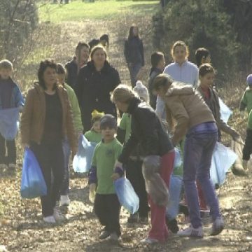 SIGHET: Un număr mare de copii au fost angrenţi astăzi în acţiunea de reîmpădurire a parcului dendrologic
