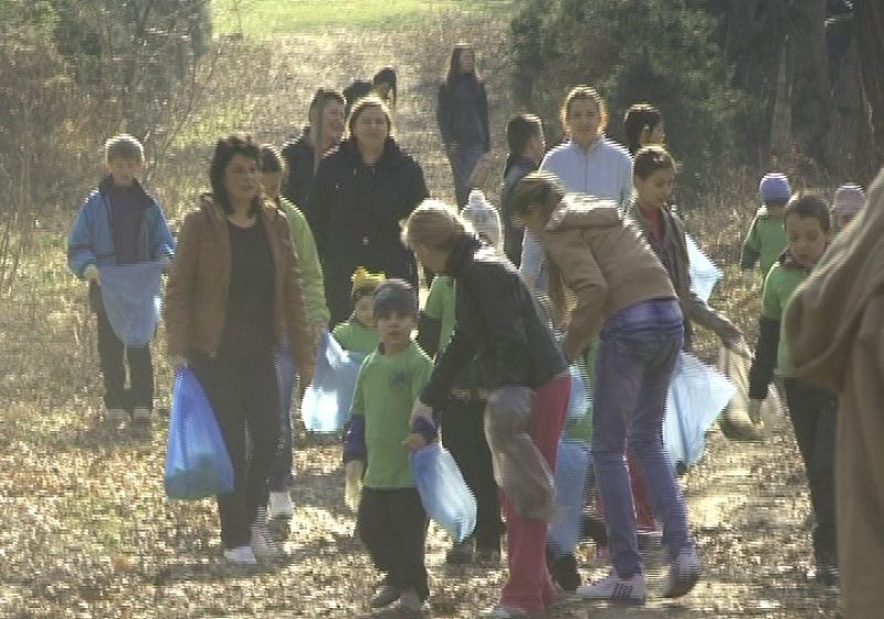 SIGHET: Un număr mare de copii au fost angrenţi astăzi în acţiunea de reîmpădurire a parcului dendrologic