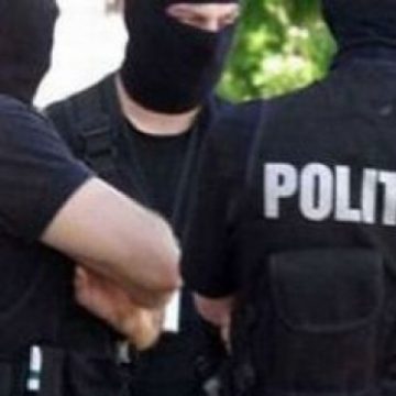 Percheziţii în Argeş şi Vâlcea. Sunt vizaţi poliţişti acuzaţi de furt de produse petroliere Percheziţii în Argeş şi Vâlcea. Sunt vizaţi poliţişti acuzaţi de furt de produse petroliere