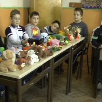 SIGHET: Copiii de la Şcoala "Dr. Ioan Mihalyi de Apşa " au dechis azi un "Magazin Vesel"cu preţuri prietenoase