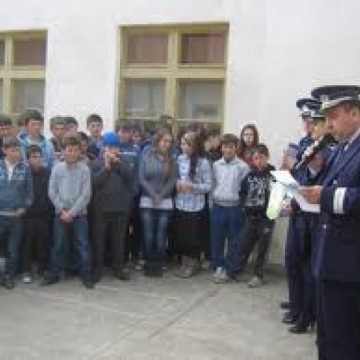 1.000 de elevi au participat la activităţi extraşcolare efectuate cu ajutorul poliţiştilor în săptămâna „Şcolii altfel”