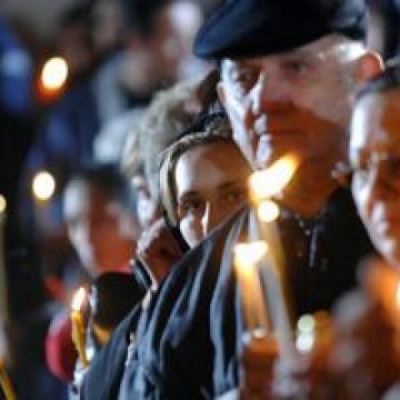 Sondaj IRES: 99% dintre români sărbătoresc Paştele, 75% vor merge la slujba de Înviere Sondaj IRES: 99% dintre români sărbătoresc Paştele, 75% vor merge la slujba de Înviere