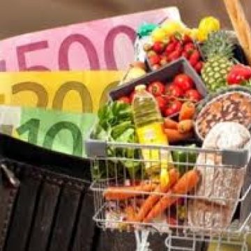 Aproape 80% din sumele cheltuite de către români se duc pe mâncare, combustibil, haine şi medicamente