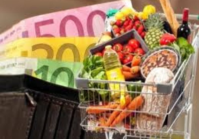 Aproape 80% din sumele cheltuite de către români se duc pe mâncare, combustibil, haine şi medicamente