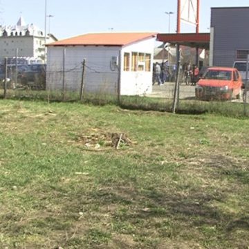 SIGHET: Disperaţi de nesimţirea celor care vizitează supermarketul vecin