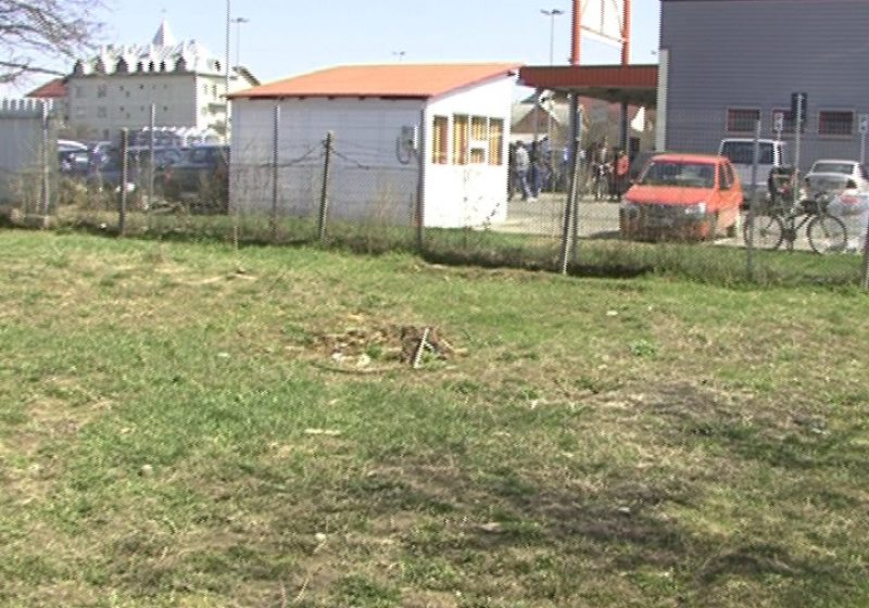 SIGHET: Disperaţi de nesimţirea celor care vizitează supermarketul vecin SIGHET: Disperaţi de nesimţirea celor care vizitează supermarketul vecin