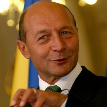 Băsescu a promulgat legea privind demiterea preşedintelui cu votul majorităţii celor înscrişi în liste