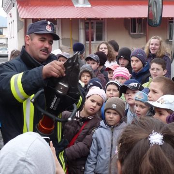 200 de elevi sigheteni au aflat mai multe despre misiunile paramedicilor S.M.U.R.D. şi despre viaţa de pompier 200 de elevi sigheteni au aflat mai multe despre misiunile paramedicilor S.M.U.R.D. şi despre viaţa de pompier