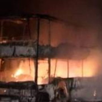 Un autocar cu peste 80 de persoane la bord a luat foc în Pasul Tihuţa Un autocar cu peste 80 de persoane la bord a luat foc în Pasul Tihuţa