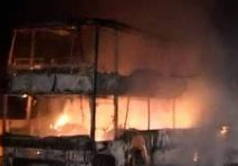 Un autocar cu peste 80 de persoane la bord a luat foc în Pasul Tihuţa Un autocar cu peste 80 de persoane la bord a luat foc în Pasul Tihuţa