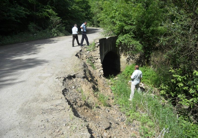 Bicaz: Stabilitatea DJ 108P, afectată de o alunecare de teren Bicaz: Stabilitatea DJ 108P, afectată de o alunecare de teren