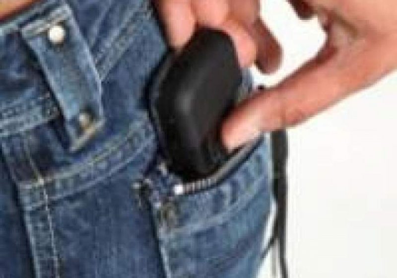 Un minor de 15 ani a furat telefonul de 800 de lei din mâna unei fete de 10 ani Un minor de 15 ani a furat telefonul de 800 de lei din mâna unei fete de 10 ani