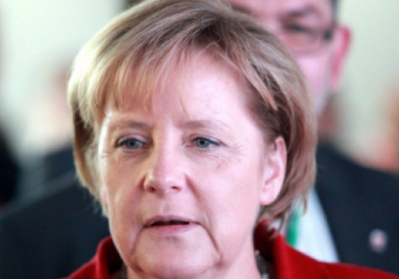 Angela Merkel l-a felicitat pe Vladimir Putin pentru învestirea sa la preşedinţia rusă