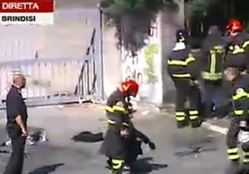 Atentatul cu bombă din Italia: Un suspect şi fratele său, interogaţi de anchetatori