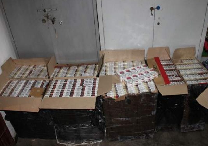Autoturism plin cu ţigări de contrabandă descoperit de poliţiştii de frontieră în localitatea Crăciuneşti Autoturism plin cu ţigări de contrabandă descoperit de poliţiştii de frontieră în localitatea Crăciuneşti
