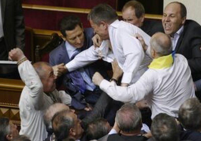 Bătaie în Parlamentul ucrainean din cauza unui proiect de lege privind statutul limbii ruse. Cel puţin un deputat a ajuns la spital Bătaie în Parlamentul ucrainean din cauza unui proiect de lege privind statutul limbii ruse. Cel puţin un deputat a ajuns la spital