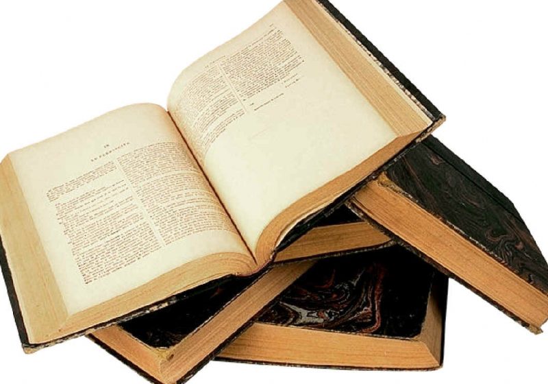 Ce cărţi cumpără românii? Piaţa de carte, ţinută în viaţă de romanele lacrimogene şi de pofta de colorat a copiilor