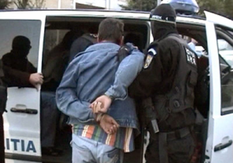 Cinci persoane au fost încarcerate în urma unei acţiuni efectuate pe linie de urmăriţi