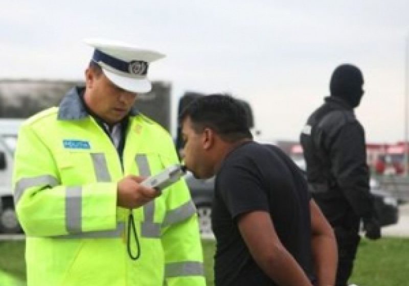 13 conducători auto aflaţi sub influenţa băuturilor alcoolice sancţionaţi într+o singură noapte