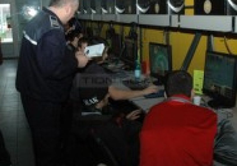 SIGHET: Elevi indisciplinaţi surprinşi în barurile din faţa şcolii