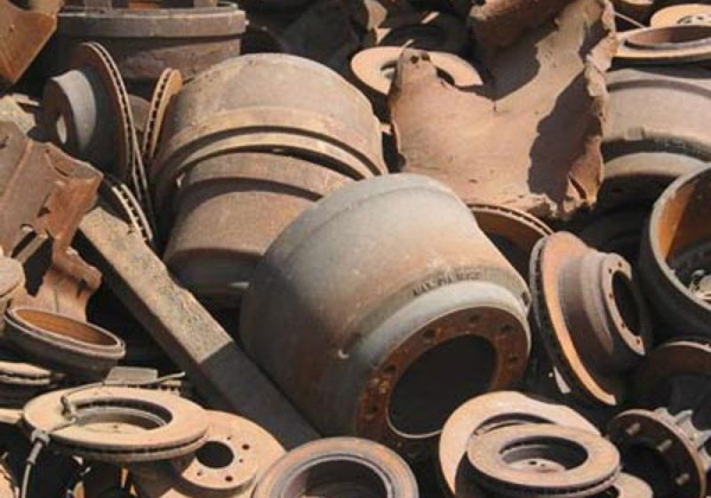 Doi bărbaţi din Finteuşu Mare surpinşi la furat de fier vechi