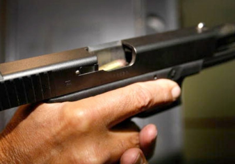 ÎMPUŞCĂTURI în plină stradă la Arad: Un bărbat a tras în două persoane, după care s-a SINUCIS. Victimele atacului au DECEDAT ÎMPUŞCĂTURI în plină stradă la Arad: Un bărbat a tras în două persoane, după care s-a SINUCIS. Victimele atacului au DECEDAT