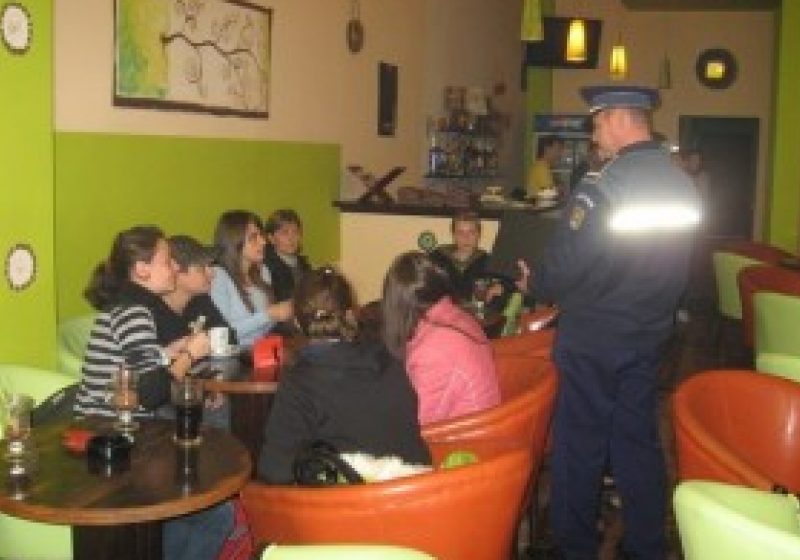 SIGHET: Elevi indisciplinaţi care îşi desfăşoară orele în baruri