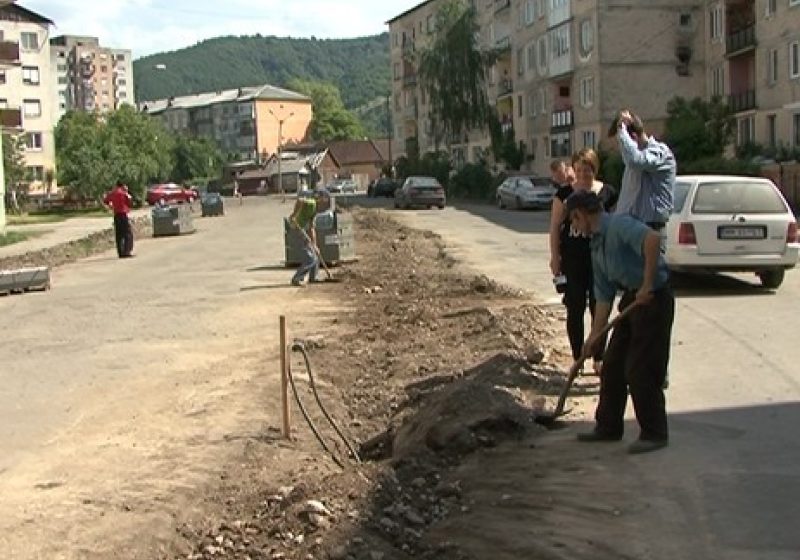 SIGHET: Viceprimarul Ovidiu Nemeş în teren pentru a verifica stadiul şi calitatea lucrărilor de pe Bulevardul Independenţei