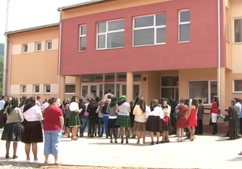 Onceştenii au inaugurat azi în straie de sărbătoare sediul noii şcoli