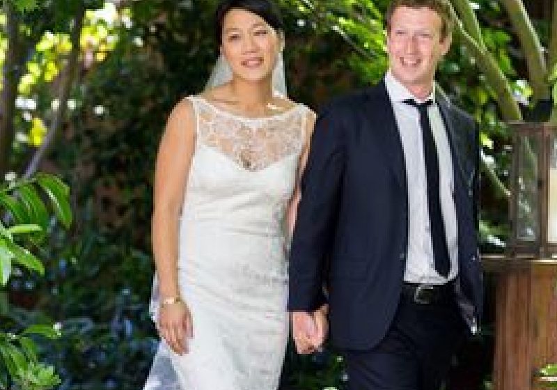 Patronul Facebook şi-a anunţat căsătoria pe … Facebook