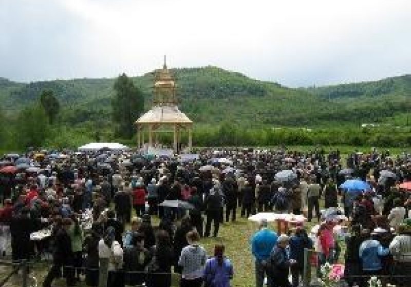 SIGHET: Mii de pelerini sosiţi la Sighet să cinstească memoria martirilor îngropaţi in Cimitirul Săracilor SIGHET: Mii de pelerini sosiţi la Sighet să cinstească memoria martirilor îngropaţi in Cimitirul Săracilor