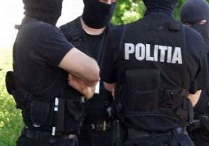 Percheziţii în mai multe judeţe fiind vizate 23 de persoane care au înşelat 30 de bănci Percheziţii în mai multe judeţe fiind vizate 23 de persoane care au înşelat 30 de bănci