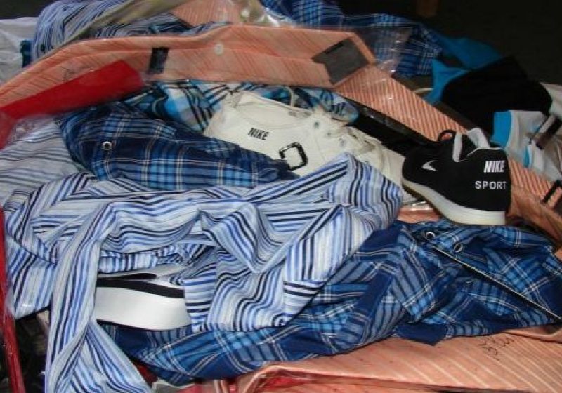 Peste 2.200 articole de îmbrăcăminte contrafăcute