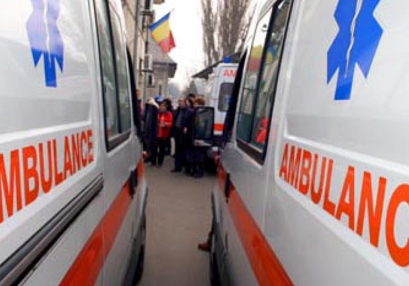Poliţiştii investighează împrejurările în care un bărbat a căzut de la 7 m înălţime