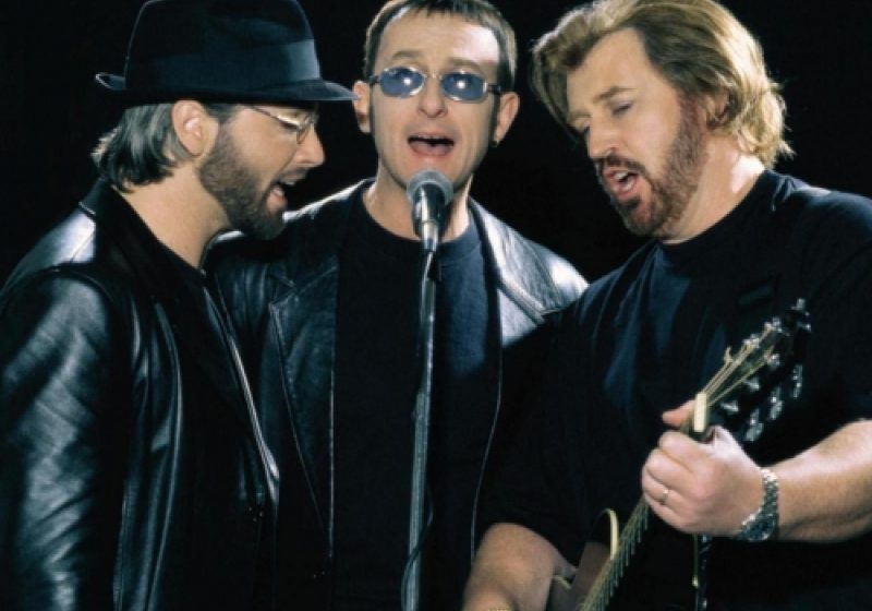 Robin Gibb, membru al trupei Bee Gees, a murit la vârsta de 62 de ani Robin Gibb, membru al trupei Bee Gees, a murit la vârsta de 62 de ani