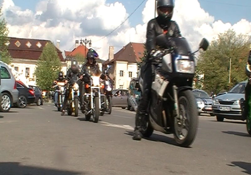 Baia Mare: Un tur moto prin trei judeţe a fost organizat de peste 100 de rideri, în cadrul campaniei "Neatenţia ucide"!