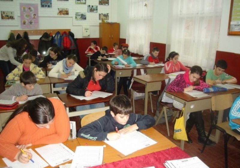 SIGHET: Adio clasa a IV-a, adio doamna învăţătoare, au spus elevii Şcolii Nr. 4 la serbarea de final de an şcolar SIGHET: Adio clasa a IV-a, adio doamna învăţătoare, au spus elevii Şcolii Nr. 4 la serbarea de final de an şcolar