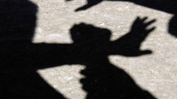 Ordin de protecție și dosar penal după ce și-a  bătut soția și fiica