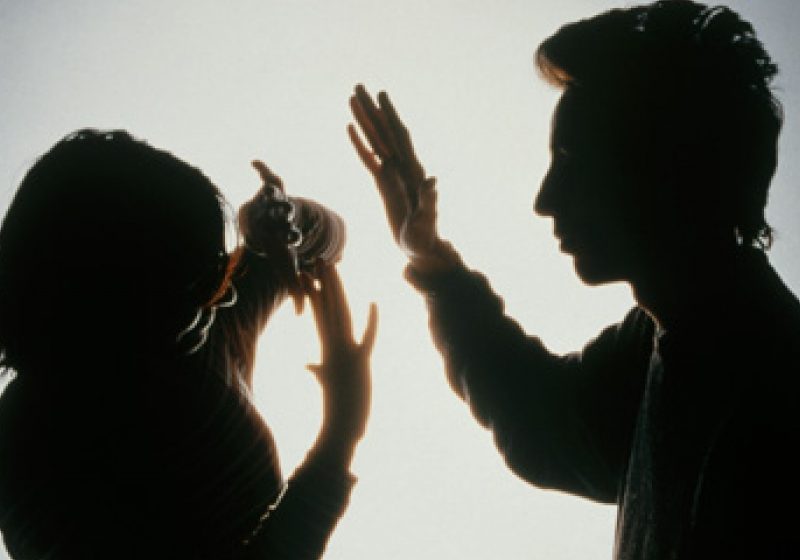 Mama şi fiu din Voşeu de Sus alungaţţi de acasă de concubinul agresiv