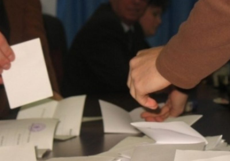Membrii comisiei de la secţia de vot din cartierul Cearda au numărat voturile la lumina lumânării Membrii comisiei de la secţia de vot din cartierul Cearda au numărat voturile la lumina lumânării