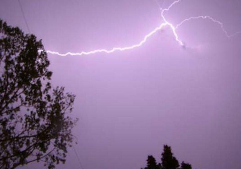 INFORMARE METEO: Averse, vijelii, descărcări electrice, grindină INFORMARE METEO: Averse, vijelii, descărcări electrice, grindină