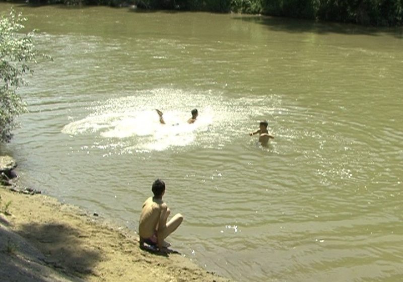 SIGHET: Se răcoresc făcând baie în Iza