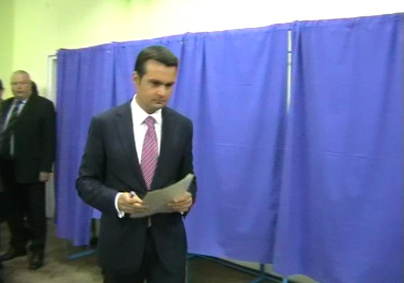 BAIA MARE: Cătălin Cherecheş, candidat la Primăria Baia Mare, şi-a exercitat printre primii dreptul de vot BAIA MARE: Cătălin Cherecheş, candidat la Primăria Baia Mare, şi-a exercitat printre primii dreptul de vot