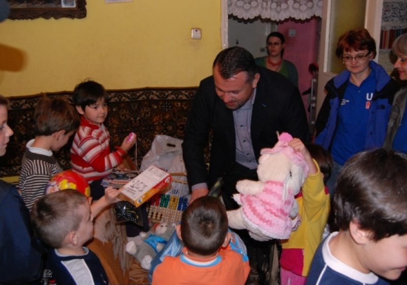 SIGHET: Echipa USL Sighet a trecut pragul a peste 40 de familii pentru a darui jucarii de 1 Iunie copiilor nevoiasi