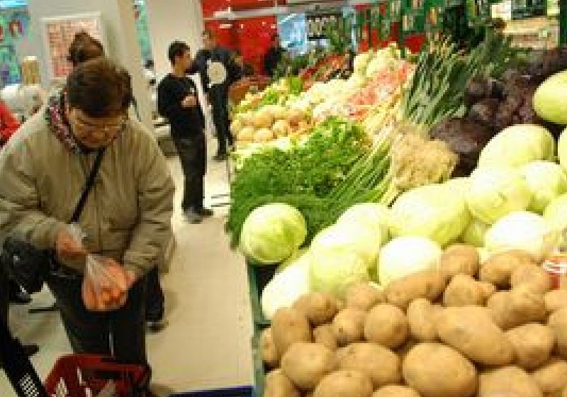 Doar un sfert dintre legumele şi fructele din magazinele mari provin din ţară Doar un sfert dintre legumele şi fructele din magazinele mari provin din ţară